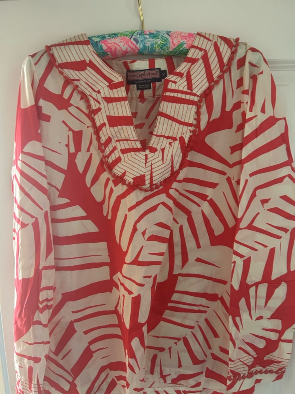 Vineyard Vines Shep & Isn Red and White Palm-Print V-Neck Tunic- medium